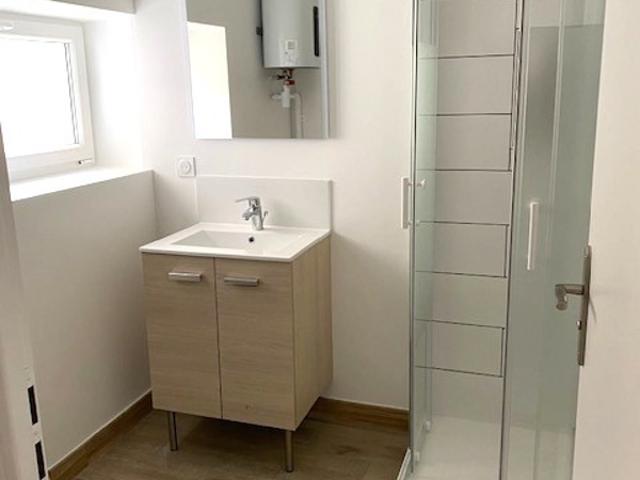 MONTLUCON T1 RENOVE AVEC PETIT EXTERIEUR PROCHE HOPITAL I