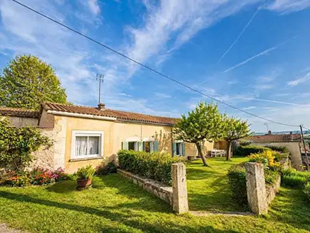 Montmoreau 16190 Achat / Vente maison 4 pièces t4 au dernier étage terrasse