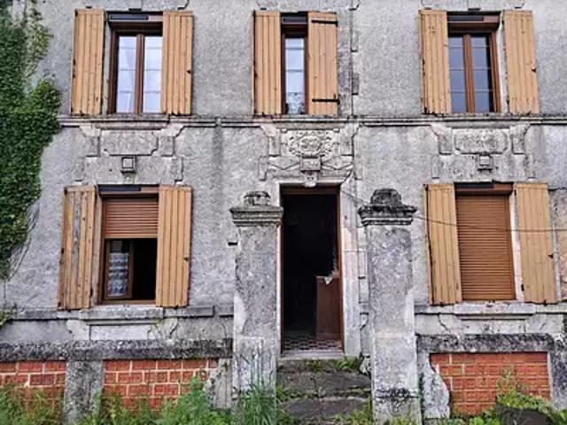 Montmoreau 16190 Achat / Vente maison 5 pièces t5 au dernier étage parking