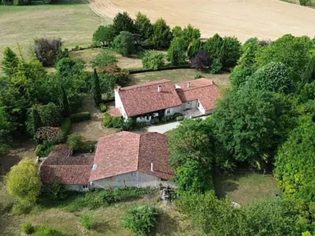 Montmoreau 16190 Achat / Vente maison 7 pièces t7 terrasse cave