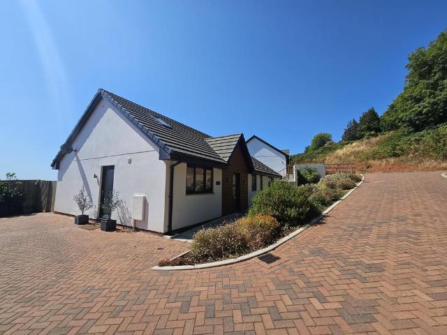 Montserrat Rise, TORQUAY, TQ2 4 bed bungalow to rent £2,400 pcm £554 pw