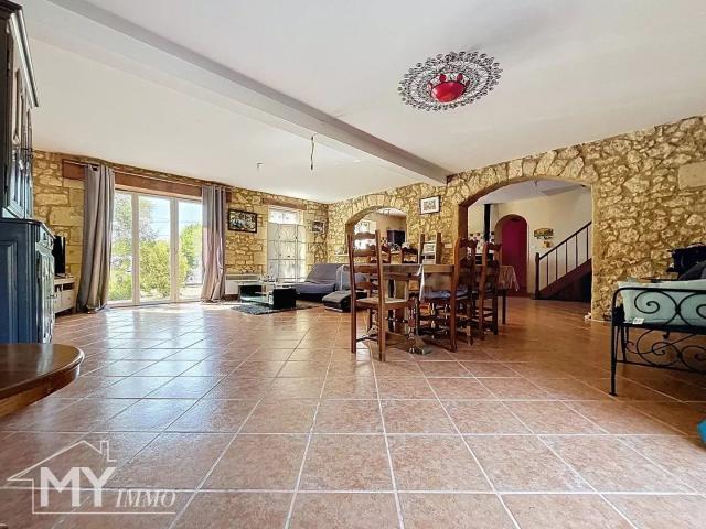 Montpeyroux: Maison en pierre, jardin, 5 chambres. 170m² Montpeyroux