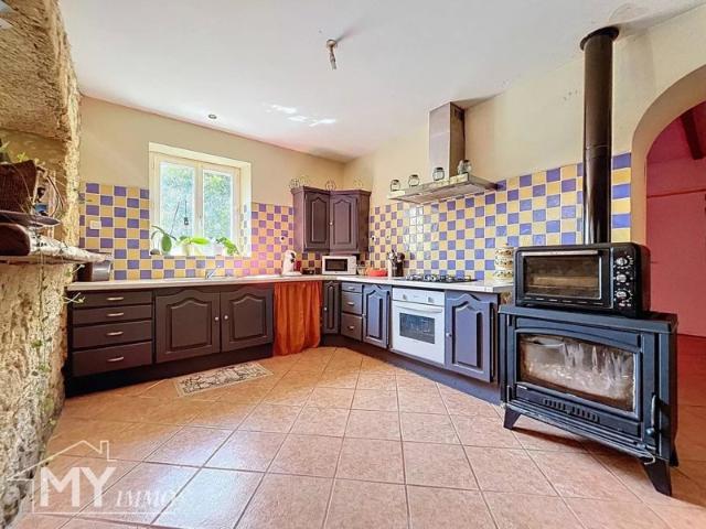 MONTPEYROUX: Maison en pierre, jardin, 5 chambres