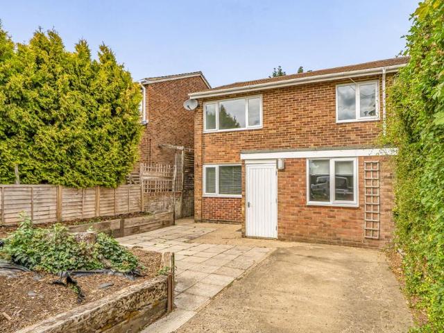 Montpelier Drive, Reading RG4 3 bed semi detached house to rent £1,900 pcm £438 pw