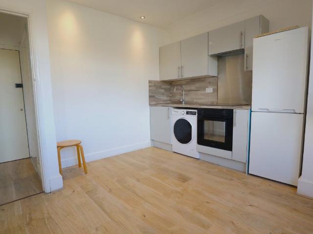 Montpelier Rise, Brent Cross NW11, 1 bed flat to rent, £1,300 pcm | PrimeLocation