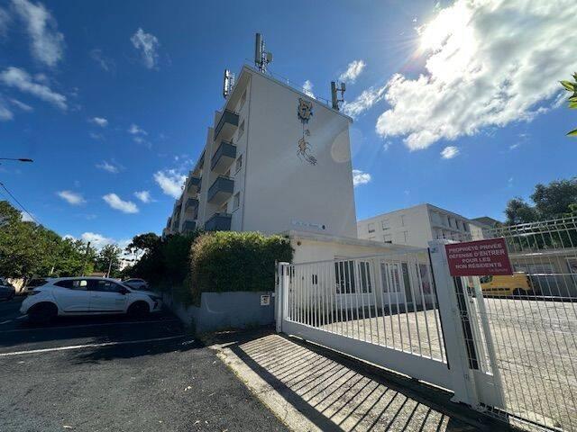 MONTPELLIER Av père Soulas 2 LOCAUX PROFESSIONNELS DE 100M2