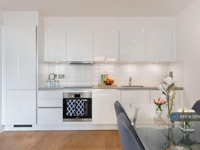 Montrose Crescent, Wembley, HA0 3 bed flat to rent £2,895 pcm £668 pw