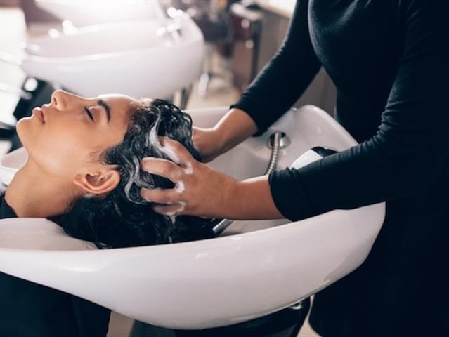 MONTREUX TERRITET EIN SCHÖN AUSGESTATTETER FRISEURSALON ZUM ÜBERNEHMEN