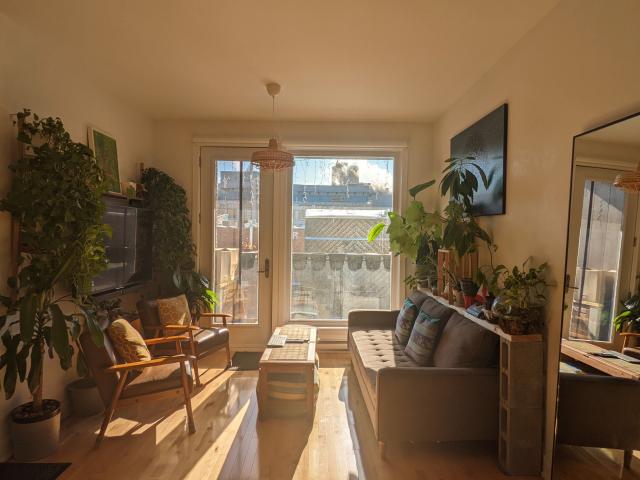 Montreal Furnished Condo for Rent – Elegant 2 Bed, 1 Bath with City Views and Private Hot Tub
