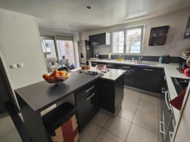 MONTREDON DES CORBIÈRES – Maison de village rénovée de 88m² R+1 – GRANDE PIÈCE A VIVRE MODERNE GRANDE CUISINE OUVERTE 2 chambres – Double vitrage – Volets roulants électriques – GRAND PATIO et GRANDE TERRASSE
