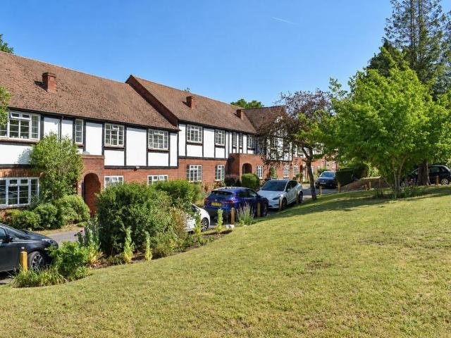Monument Hill, Weybridge, KT13 2 bed apartment to rent £1,850 pcm £427 pw