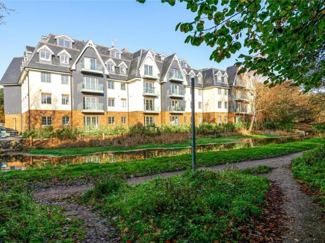 Monument Road, Woking GU21 2 bed flat to rent £1,900 pcm £438 pw