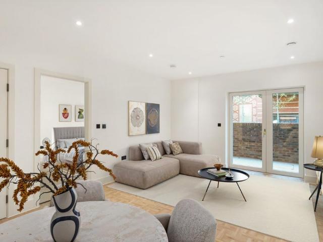 Monarch Square, London, SW11 1 bed apartment to rent £2,600 pcm £600 pw