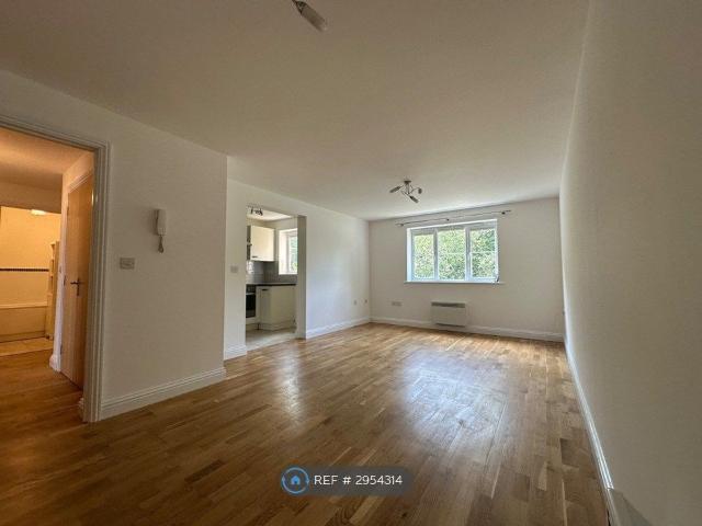 Monarch Way, Leighton Buzzard LU7, 2 bed flat to rent, £1,250 pcm | PrimeLocation