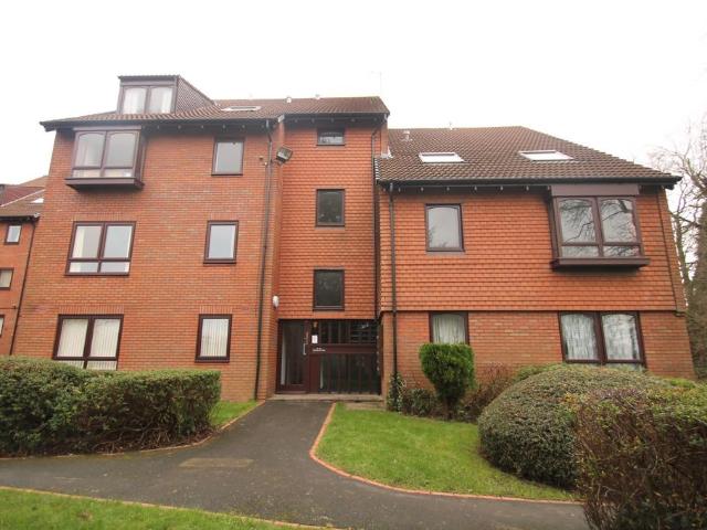 Moncrieffe Close, Dudley, West Midlands 2 bed apartment to rent £945 pcm £218 pw