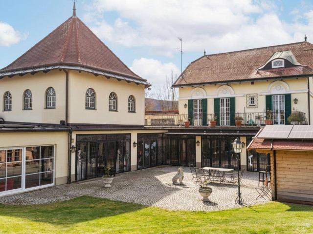 Mondäne Wienerwaldvilla Eleganz, Privatsphäre und repräsentativer Luxus vereint