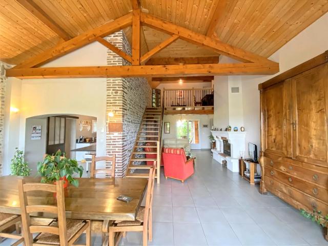 Mondavezan, belle ferme rénovée T5, vue Pyrénées sur 7632m² 206m² Mondavezan