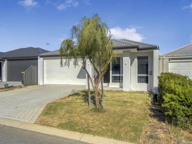 MONDERN FAMILY LIVING IN THE PRESTIGIOUS YANCHEP GOLF ESTATE