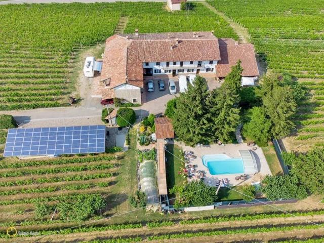 Monferrato – Cascinale con Agriturismo, ristorante, vigneti. 1500m² Canelli