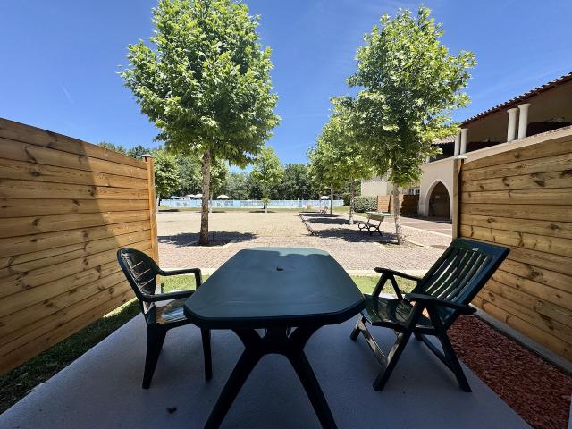 MONFLANQUIN, Appartement T3 avec terrasse en résidence de vacances avec piscine chauffée
