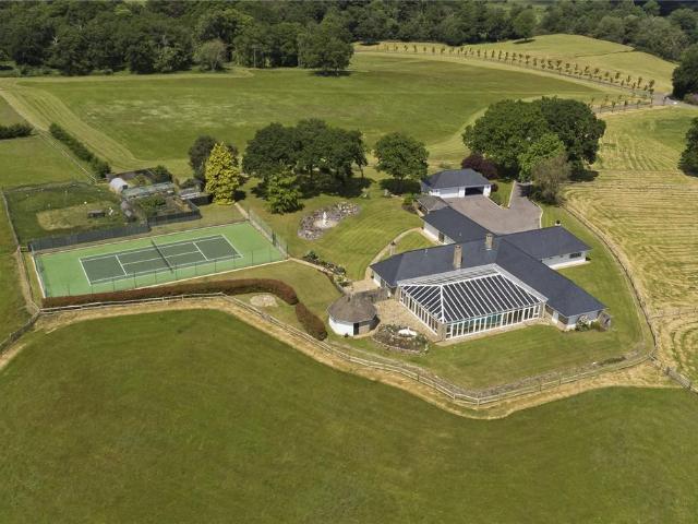 Monks Walk, Farnham, Surrey, GU9 5 bed detached house to rent £7,500 pcm £1,731 pw