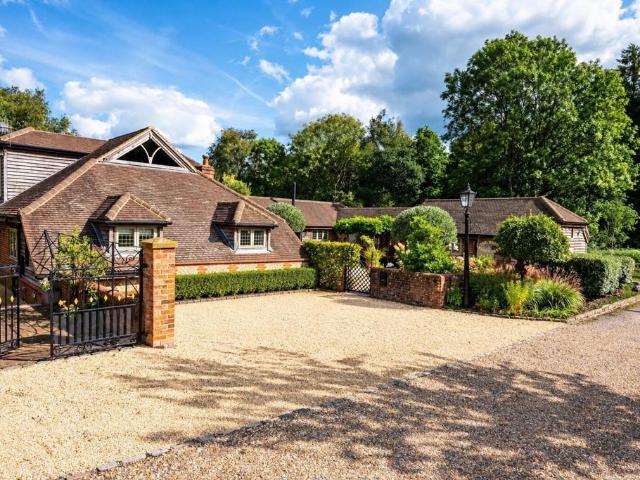Monkshatch, Compton, Guildford, GU3 4 bed barn conversion to rent £7,497 pcm £1,730 pw
