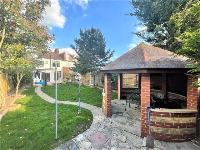 Monmouth Avenue, South Woodford E18 6 bed house to rent £3,500 pcm £808 pw