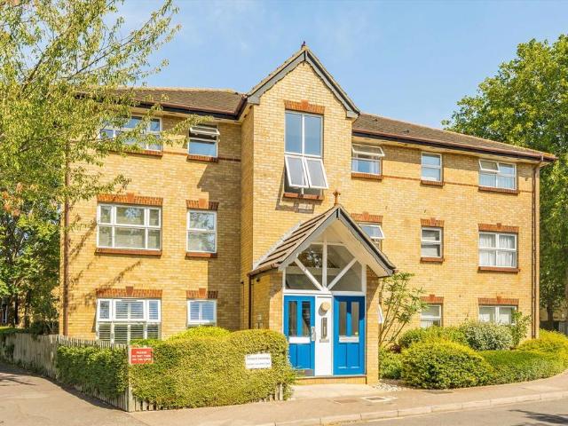 Monmouth Close, London W4 2 bed flat to rent £2,100 pcm £485 pw