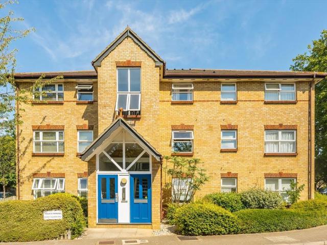 Monmouth Close, London W4 2 bed flat to rent £2,100 pcm £485 pw