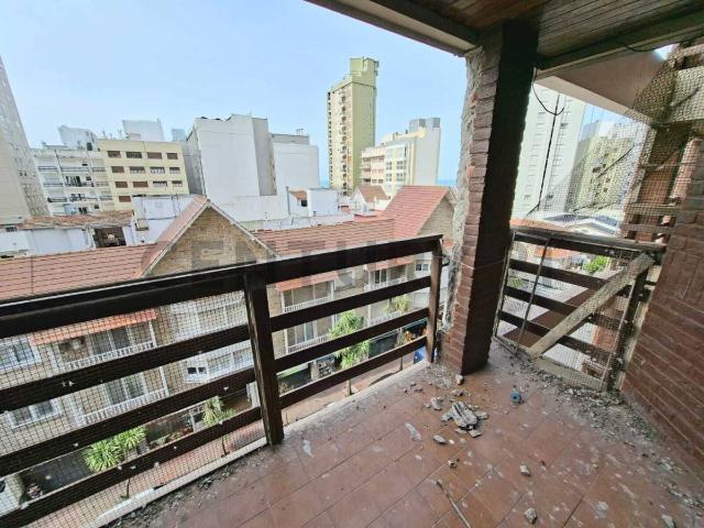 Monoambiente con balcón al frente en zona La Perla