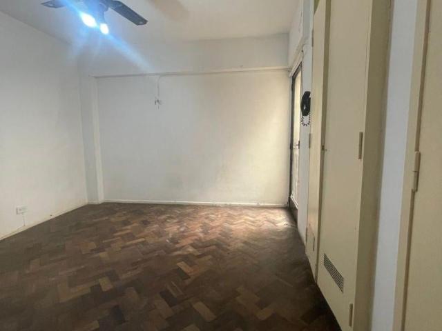 Monoambiente con kitchenette y balcon francés en almagro. oportunidad!