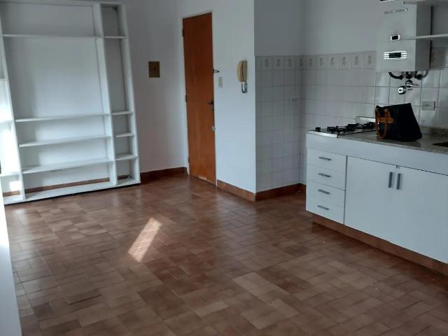 Monoambiente en alquiler con balcón, económico