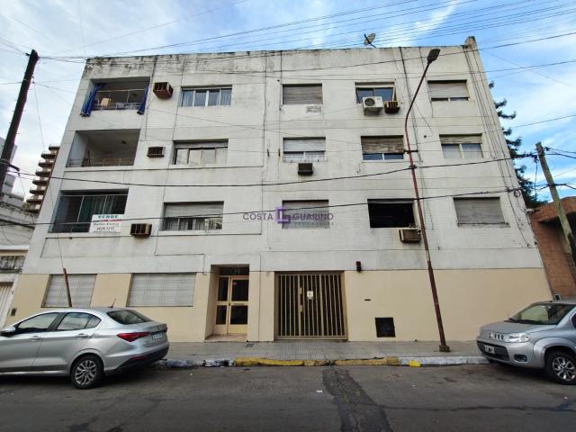 Monoambiente en tercer piso con terraza y lavadero compartido