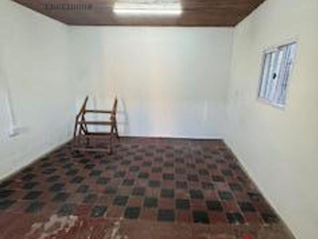 Monoambiente que se entra a través de un pasillo. Tiene un patio pequeño y baño