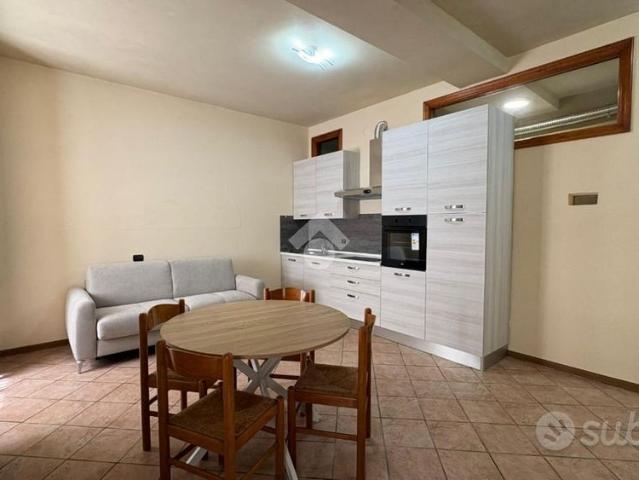 MONOLOCALE A ROSSANA