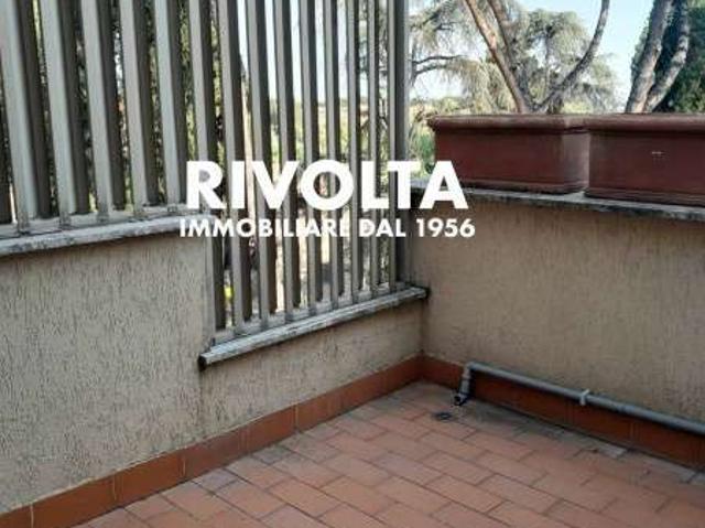 Monolocale arredato con terrazzo Cassia, tomba di nerone, roma