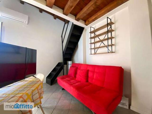Monolocale arredato con terrazzo Centro