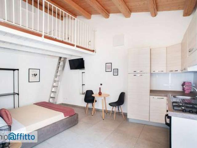 Monolocale arredato con terrazzo Centro