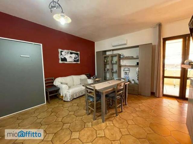 Monolocale arredato con terrazzo Centro