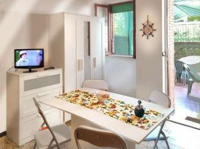 Monolocale arredato con terrazzo Centro