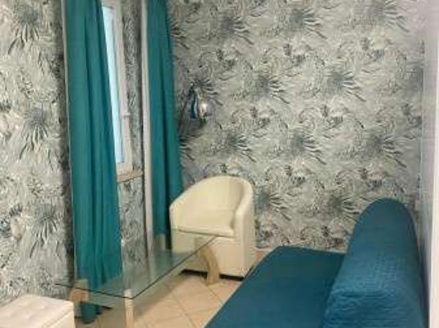 Monolocale arredato con terrazzo Centro
