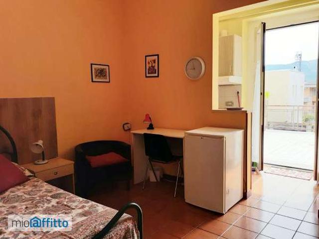 Monolocale arredato con terrazzo Centro