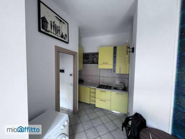 Monolocale arredato con terrazzo Centro