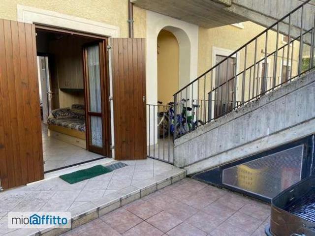 Monolocale arredato con terrazzo Centro
