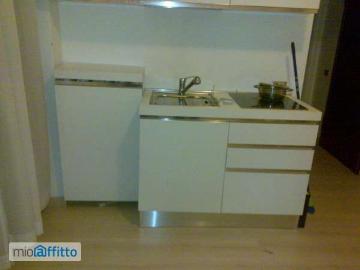 Monolocale arredato con terrazzo Centro