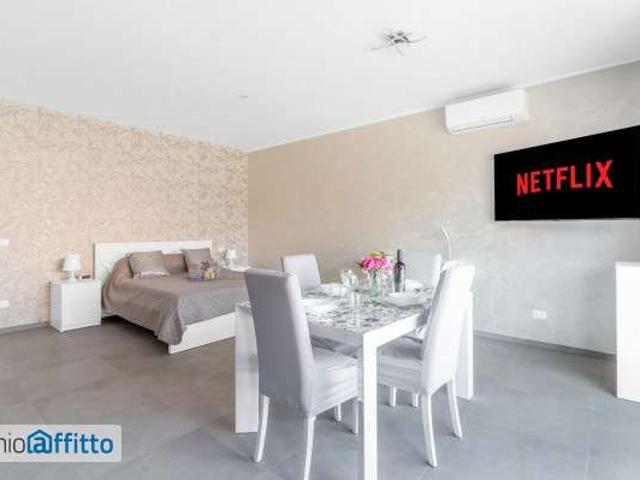 Monolocale arredato con terrazzo Centro