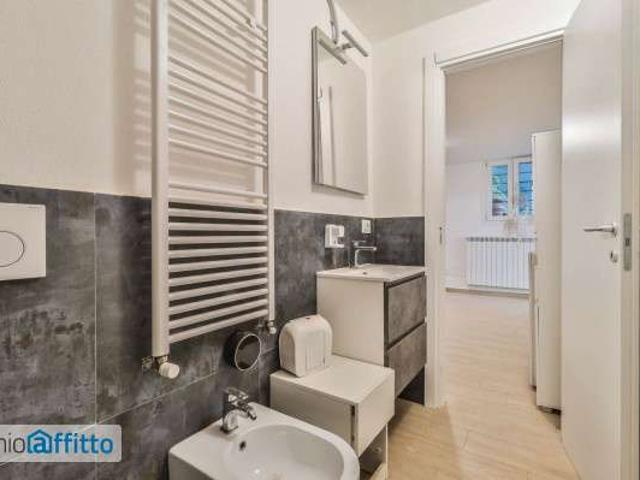 Monolocale arredato con terrazzo Centro