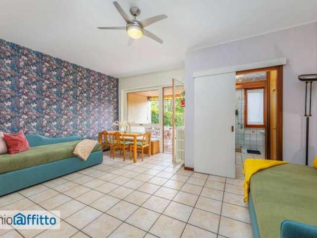 Monolocale arredato con terrazzo Centro