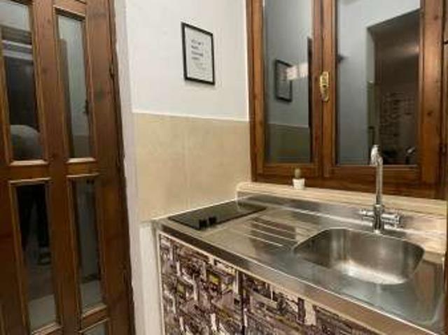 Monolocale arredato con terrazzo Centro
