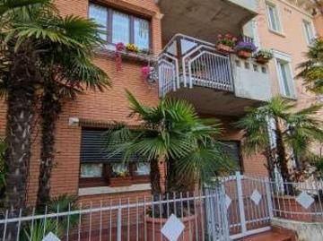 Monolocale arredato con terrazzo Semicentro